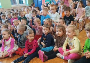 Dzieci słuchają koncertu
