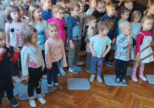 dzieci tańczą