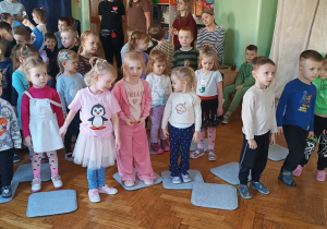 dzieci tańczą