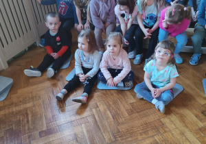 dzieci słuchają koncertu