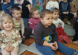 dzieci oglądają przedstawienie
