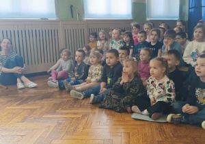 dzieci oglądają przedstawienie