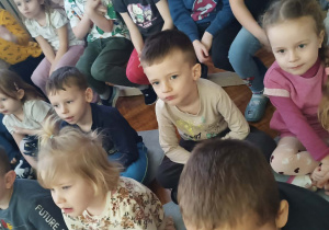 dzieci oglądają przedstawienie