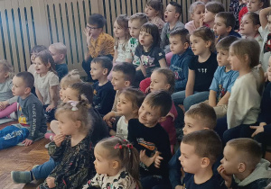 dzieci oglądają przedstawienie