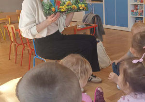 Pani pokazuje ilustracje