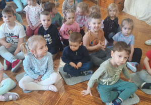 dzieci słuchają koncertu