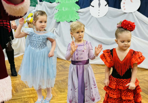 dzieci tańczą