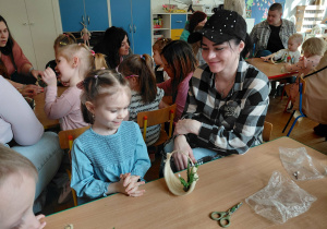 rodzice pracują z dziećmi