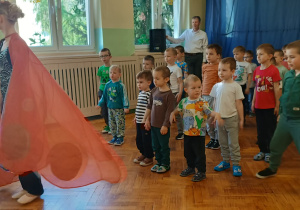 dzieci tańczą