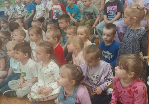 dzieci słuchają koncertu
