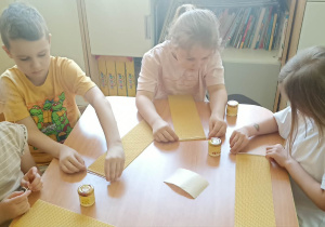 dzieci siedzą przy stole