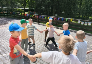 dzieci tańczą