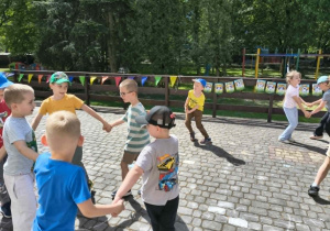 dzieci tańczą