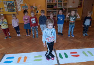 zabawy z matą i krzesełkami