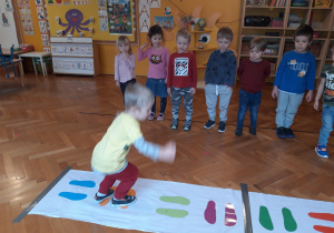 zabawy z matą i krzesełkami