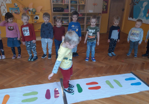 zabawy z matą i krzesełkami