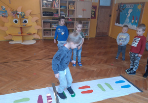 zabawy z matą i krzesełkami