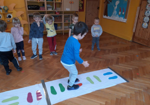 zabawy z matą i krzesełkami