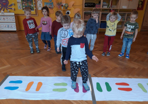 zabawy z matą i krzesełkami