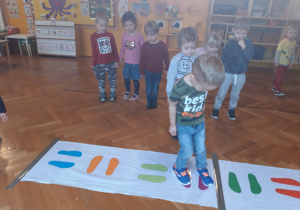 zabawy z matą i krzesełkami