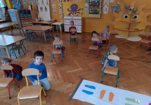 zabawy z matą i krzesełkami