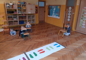 zabawy z matą i krzesełkami