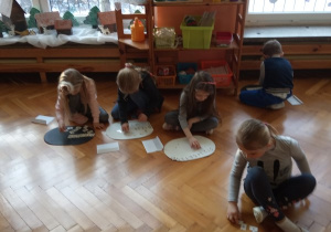 Grupa IV podczas zajęć z edukacji matematycznej