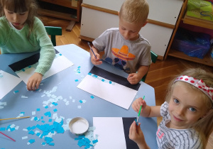 Dzieci pracują przy stoliku