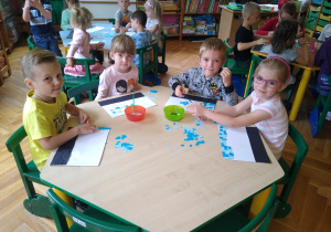 Dzieci pracują przy stoliku