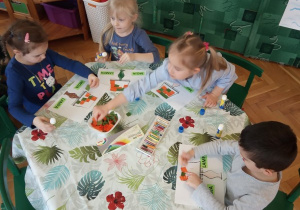 Wykonujemy pracę plastyczną "Lampka"