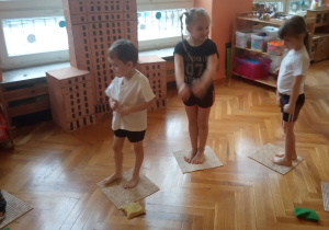 Ćwiczenia ruchowe z dywanikami