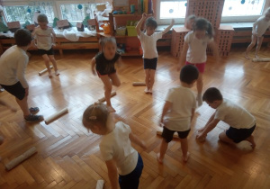 Ćwiczenia ruchowe z rolkami