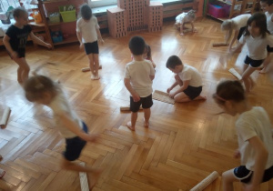 Ćwiczenia ruchowe z rolkami