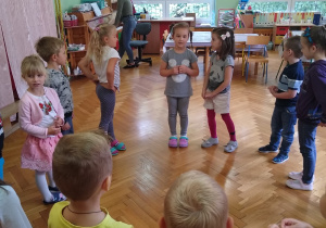 Dzieci tańczą