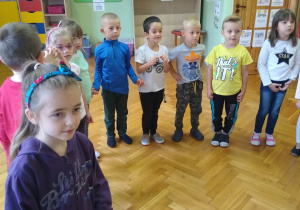 Dzieci tańczą