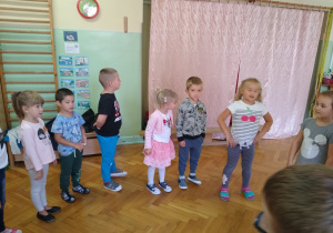 Dzieci tańczą
