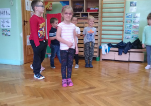 Dzieci tańczą