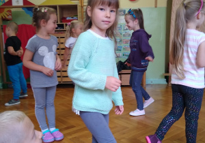 Dzieci tańczą