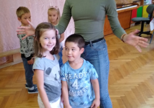 Dzieci tańczą z nauczycielką