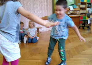 Dzieci tańczą