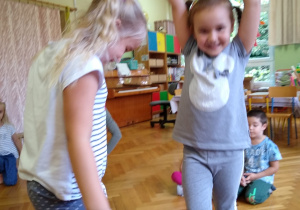 Dzieci tańczą