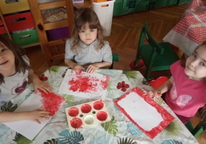 Wykonujemy serdeczne karteczki dla rodziców.