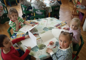Wykonujemy serdeczne karteczki dla rodziców.