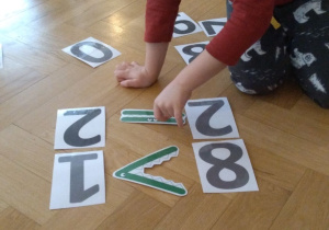 wstawianie odpowiednich znaków pomiędzy cyfry
