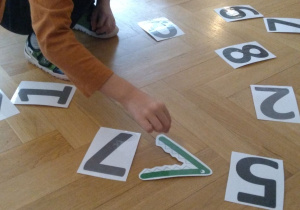 wstawianie odpowiednich znaków pomiędzy cyfry