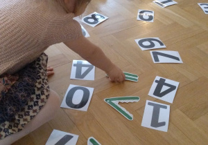 wstawianie odpowiednich znaków pomiędzy cyfry