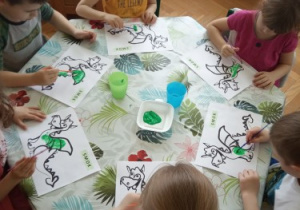 Wykonujemy pracę plastyczną.