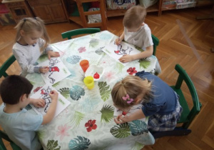 Wykonujemy pracę plastyczną.