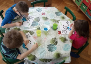 Wykonujemy prace plastyczną.