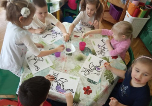 Wykonujemy pracę plastyczną.